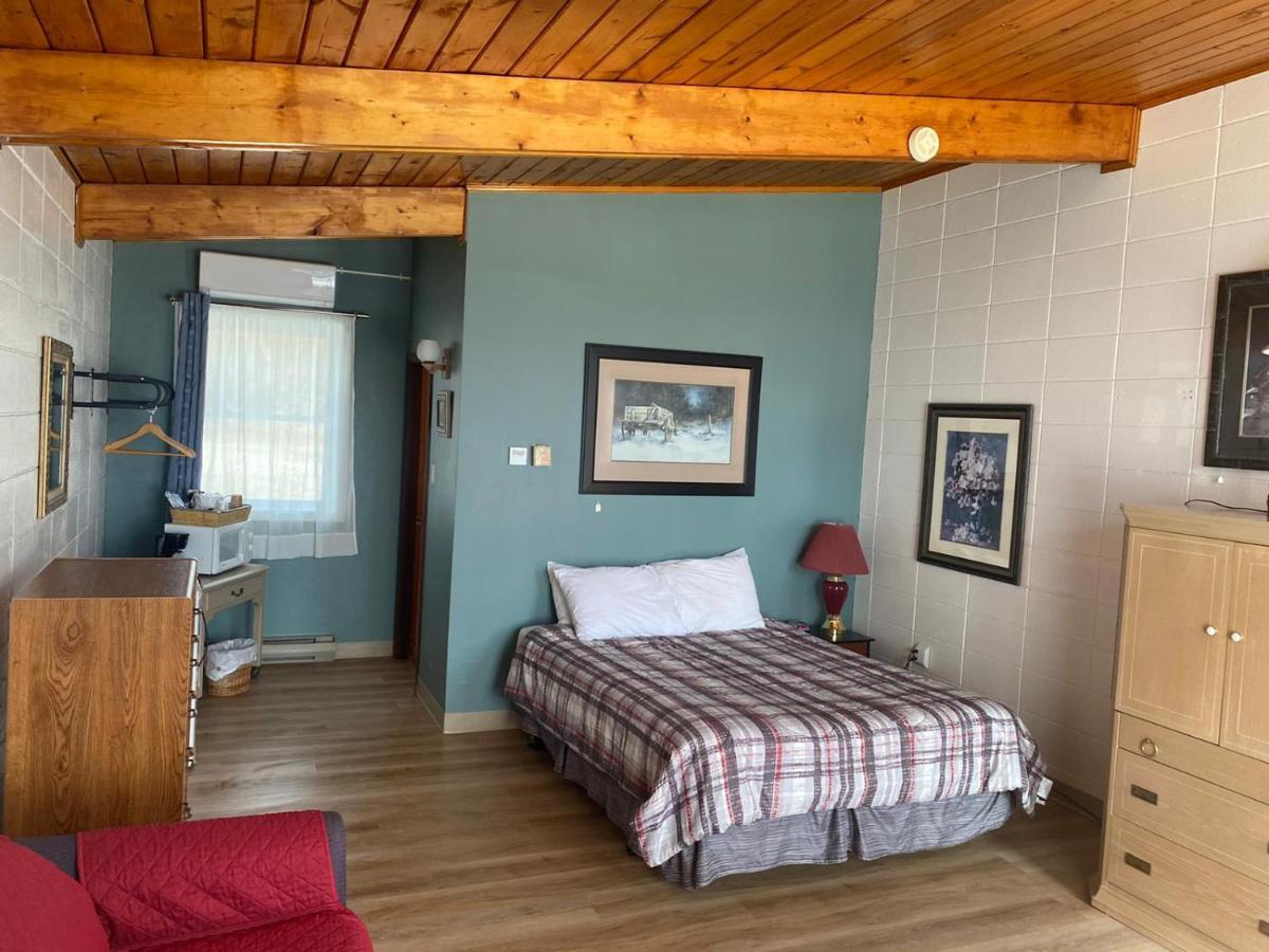 Huron Sands Motel And Restaurant Providence Bay Exterior foto